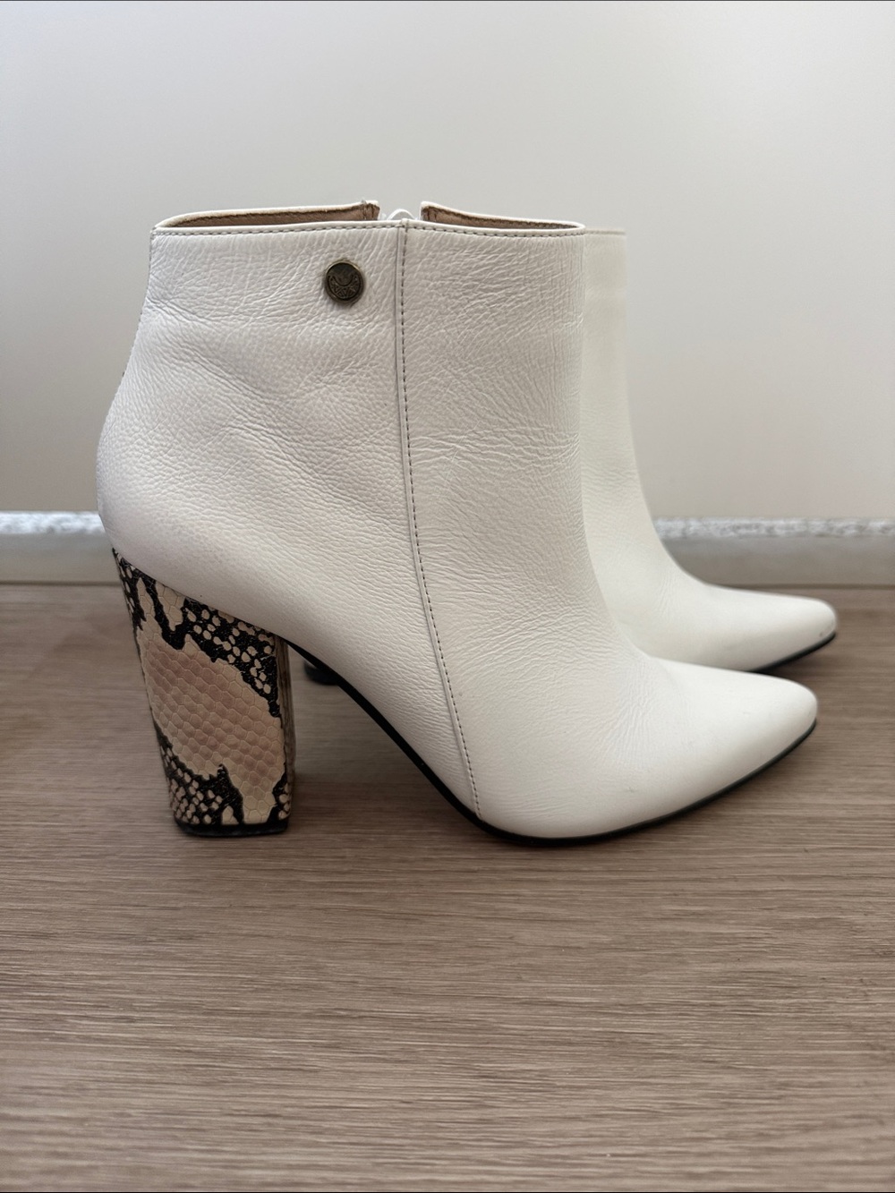 Stivali 8/8.5 Willpower Booties in white/snakeskin
